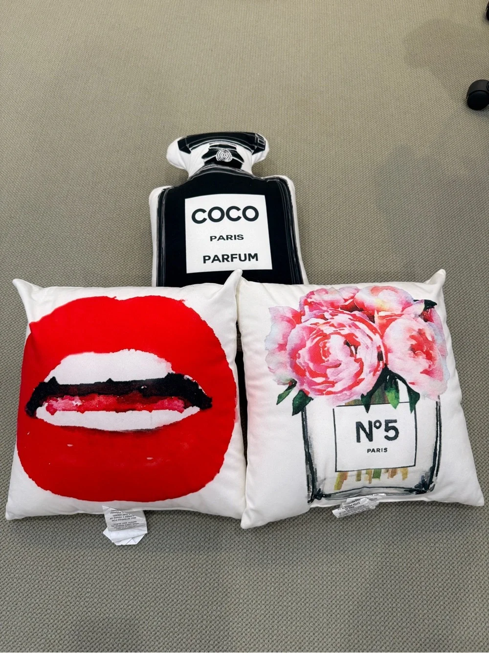 Decorative pillow set.
